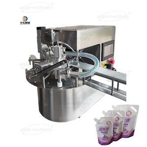 Automatische Maschine zum Füllen und Verschließen von Ausgussbeuteln mit flüssiger Paste