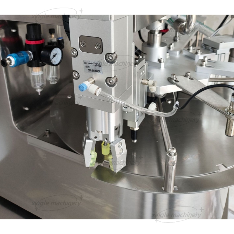 Automatische Maschine zum Füllen und Verschließen von Ausgussbeuteln mit flüssiger Paste